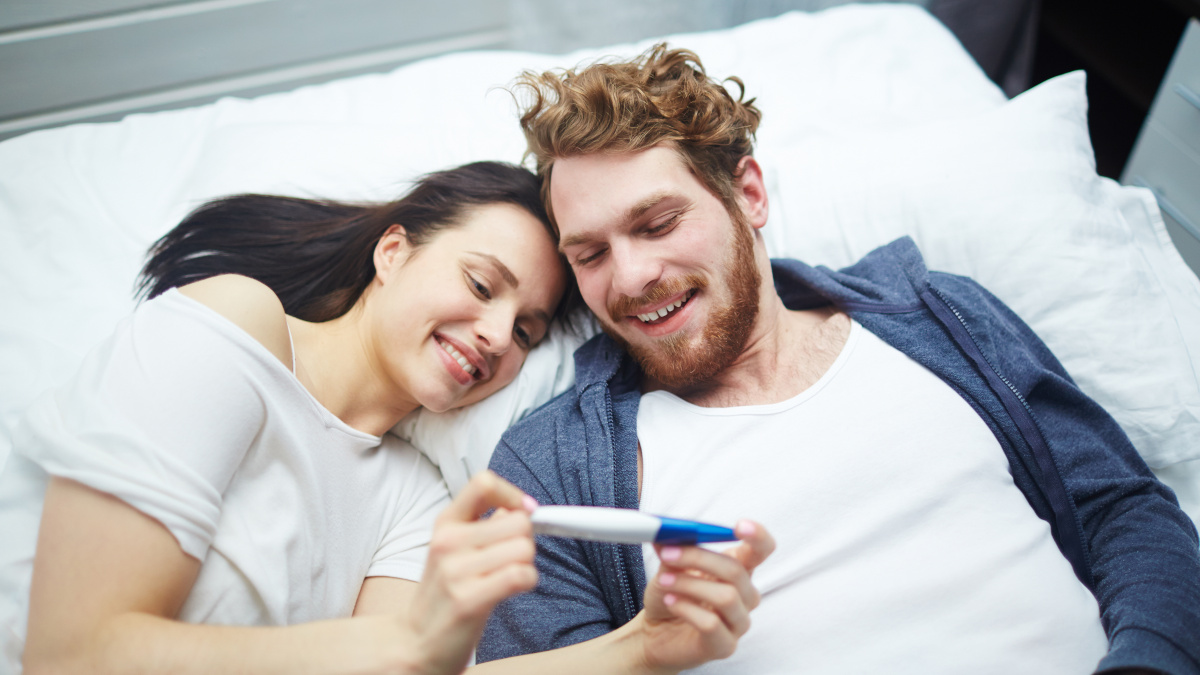 Couple looking at a positive pregnancy test