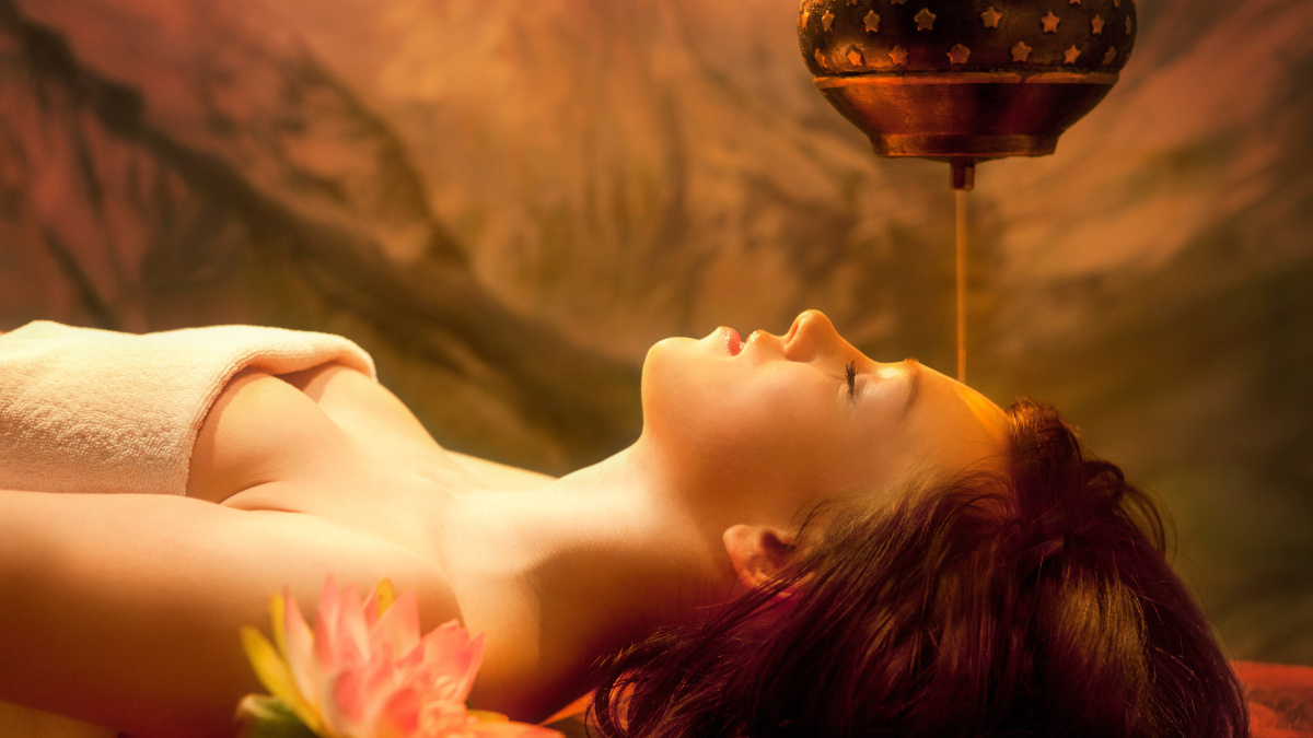 Mujer que disfruta de un masaje ayurvédico
