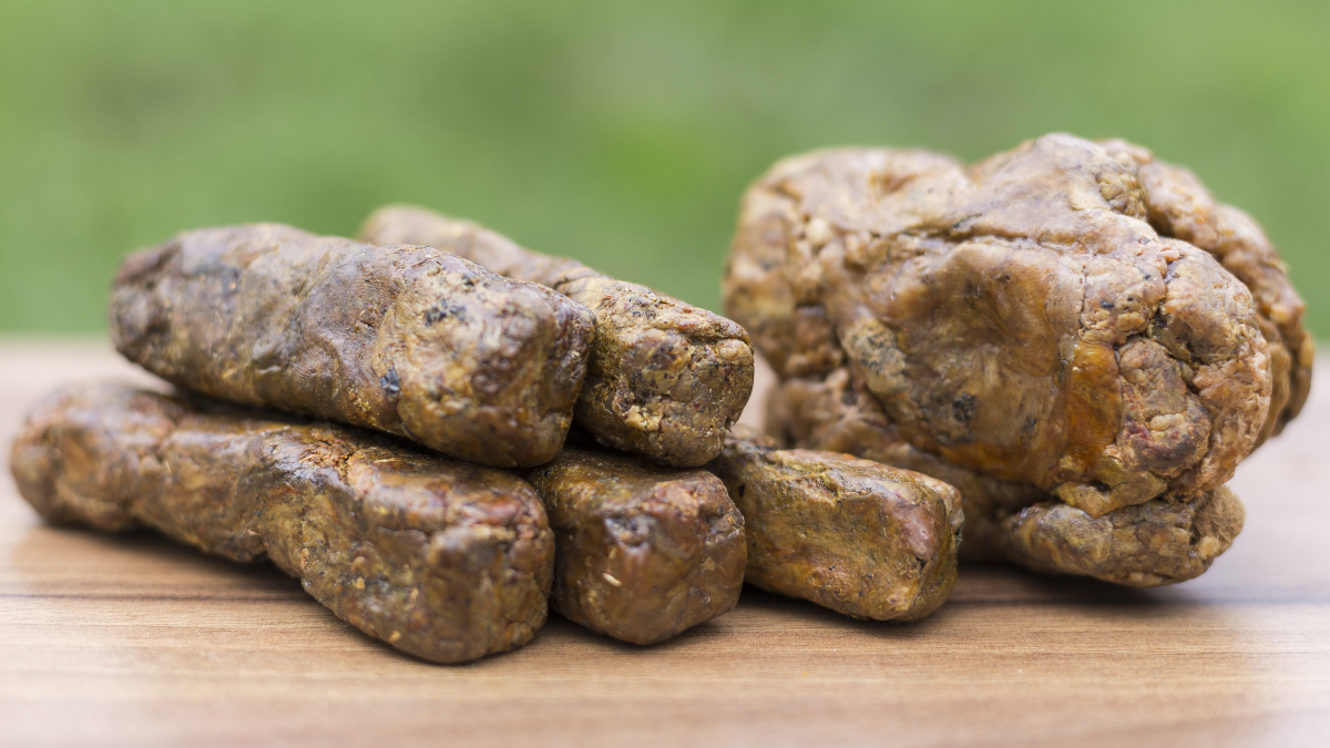 Sticks of green propolis packed with benefits