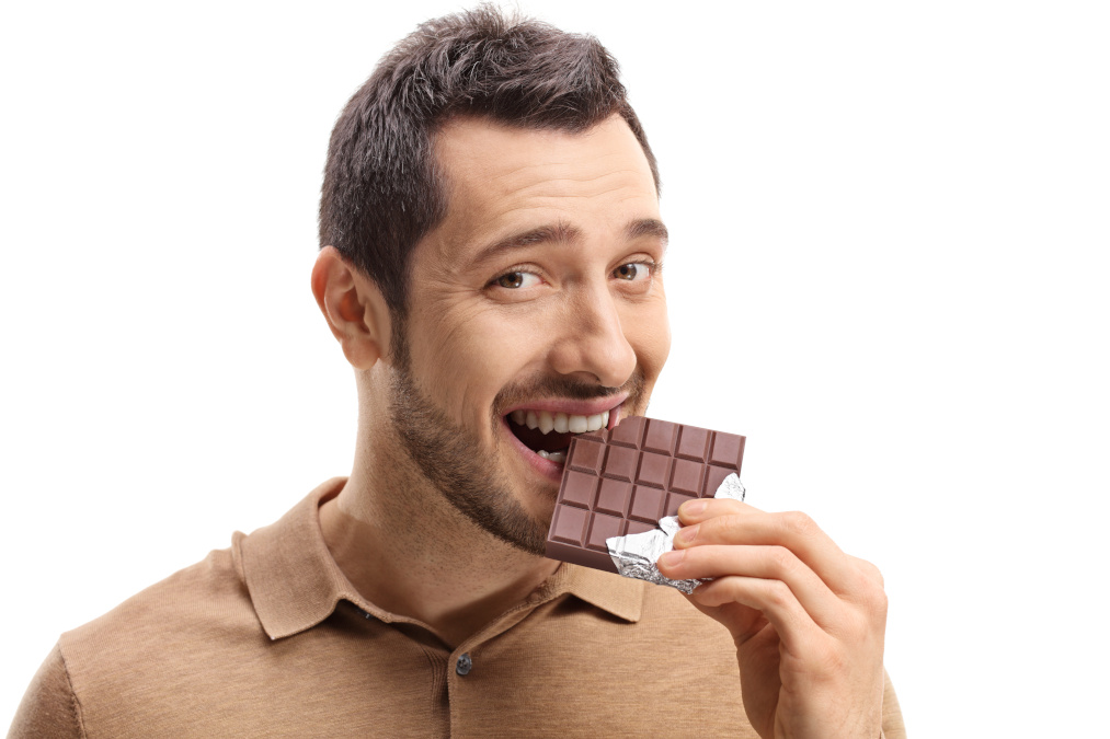Hombre que come chocolate