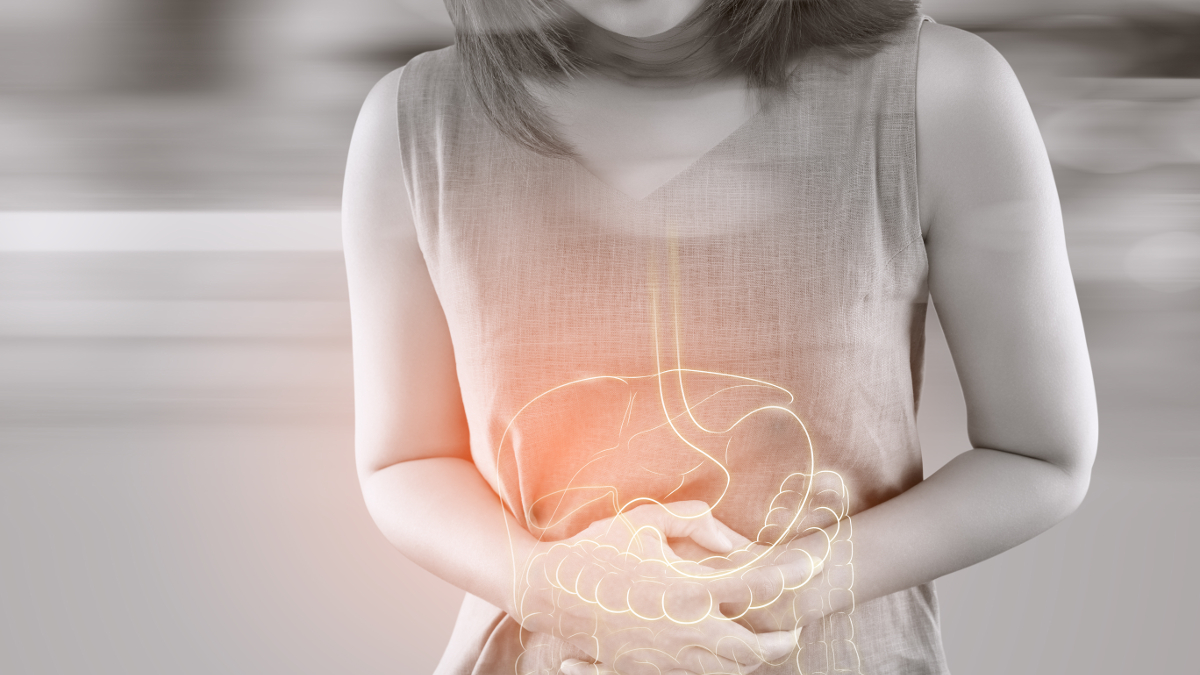 Mujer con dolores intestinales de tipo de colon irritable o sobrecrecimiento bacteriano en el intestino delgado.